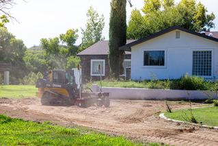 2D-MC John Deere 323E SharpGrade