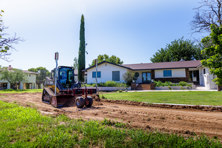 2D-MC John Deere 323E Sharp Grade